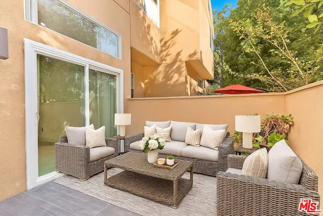 $870,000 | 18730 Hatteras Street, Unit 23, Tarzana, CA 91356