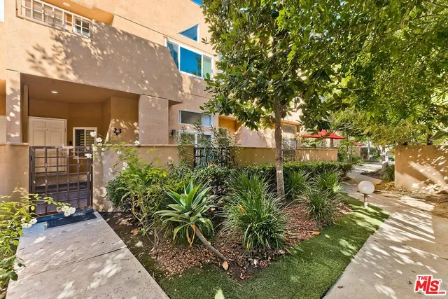 $870,000 | 18730 Hatteras Street, Unit 23, Tarzana, CA 91356