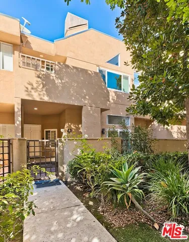 $870,000 | 18730 Hatteras Street, Unit 23, Tarzana, CA 91356