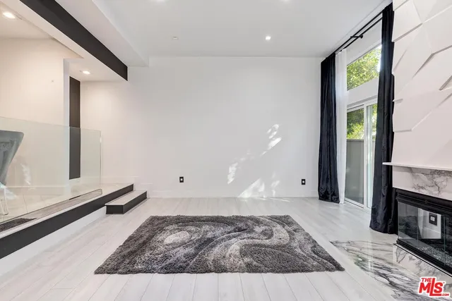 $870,000 | 18730 Hatteras Street, Unit 23, Tarzana, CA 91356