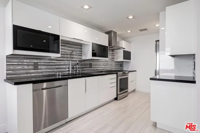 $870,000 | 18730 Hatteras Street, Unit 23, Tarzana, CA 91356