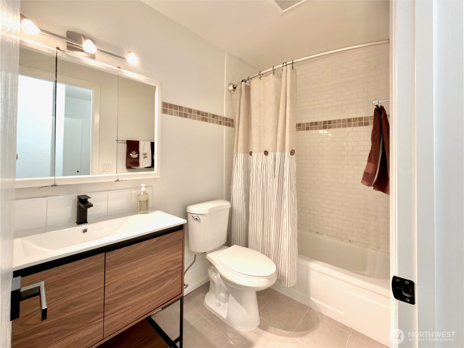 5834 Northeast 75th Street, Unit B202 Seattle, WA 98115 - Photo 15 of 36