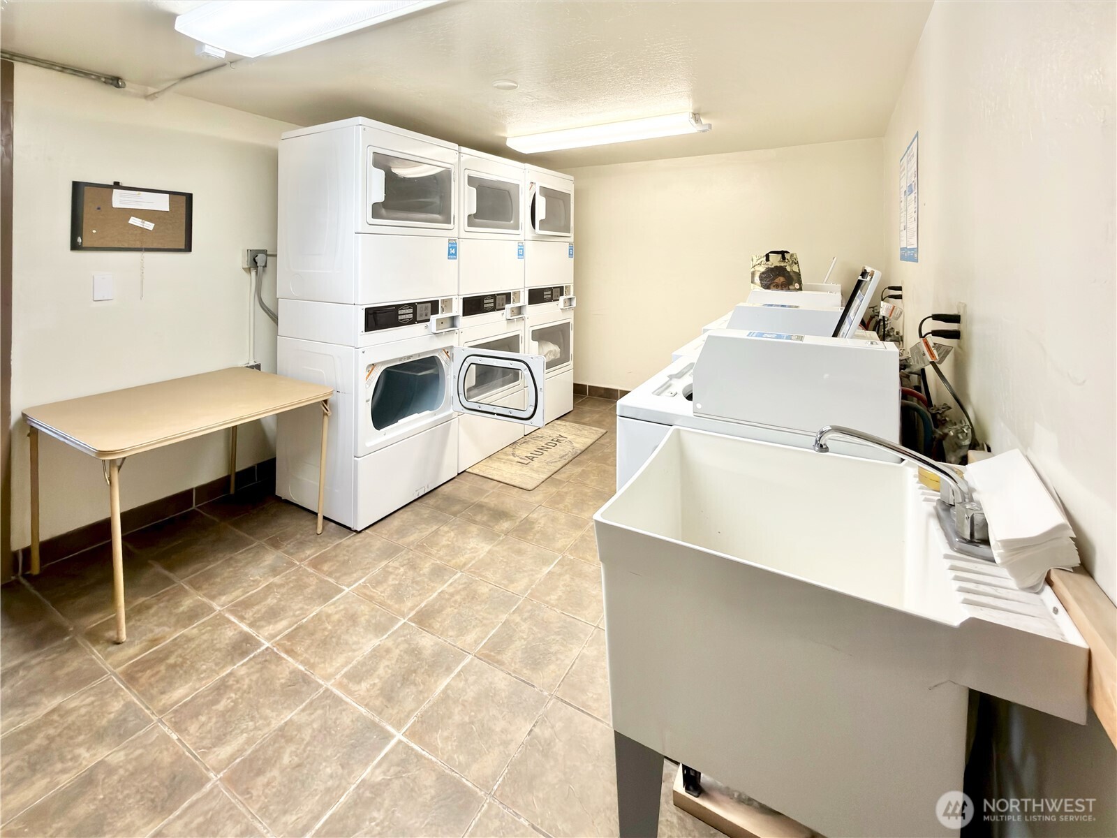 5834 Northeast 75th Street, Unit B202 Seattle, WA 98115 - Photo 28 of 36