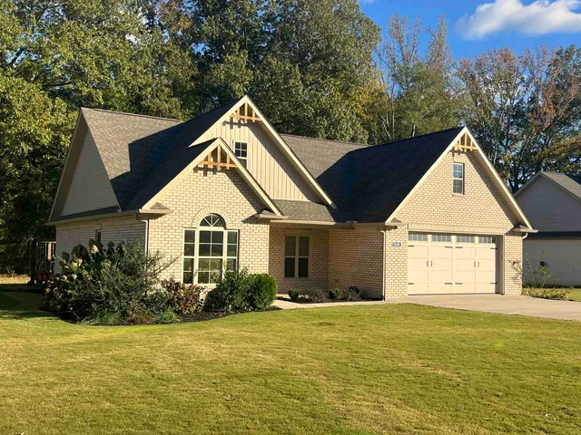 a view of a house with backyard and garden