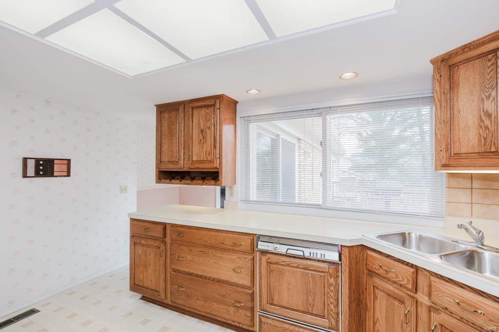 14340 Ladue Road Chesterfield, MO 63017 - Photo 10 of 32