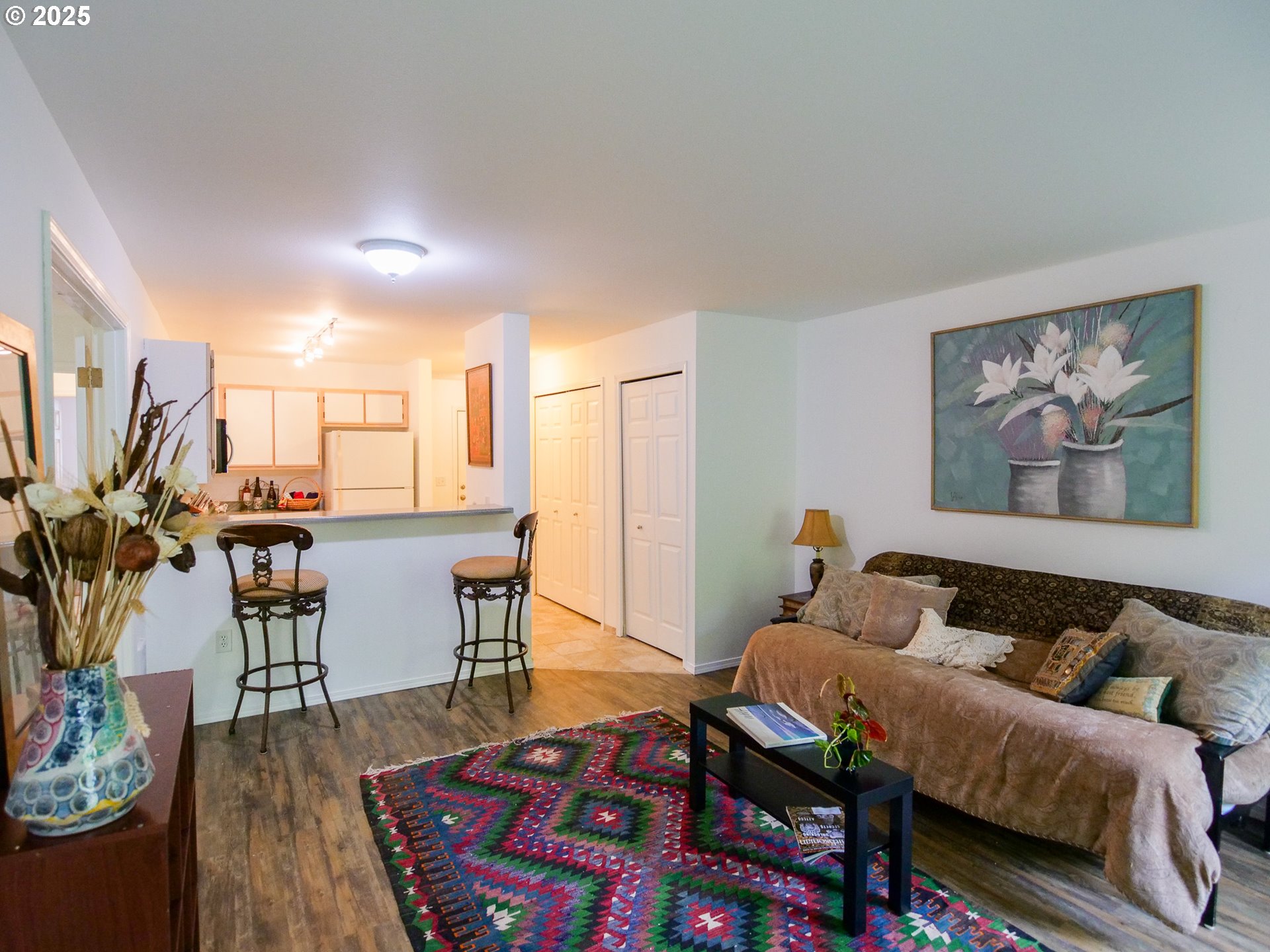 5130 Southwest Multnomah Boulevard, Unit B Portland, OR 97219 - Photo 15 of 36 a living room with furniture and wooden floor