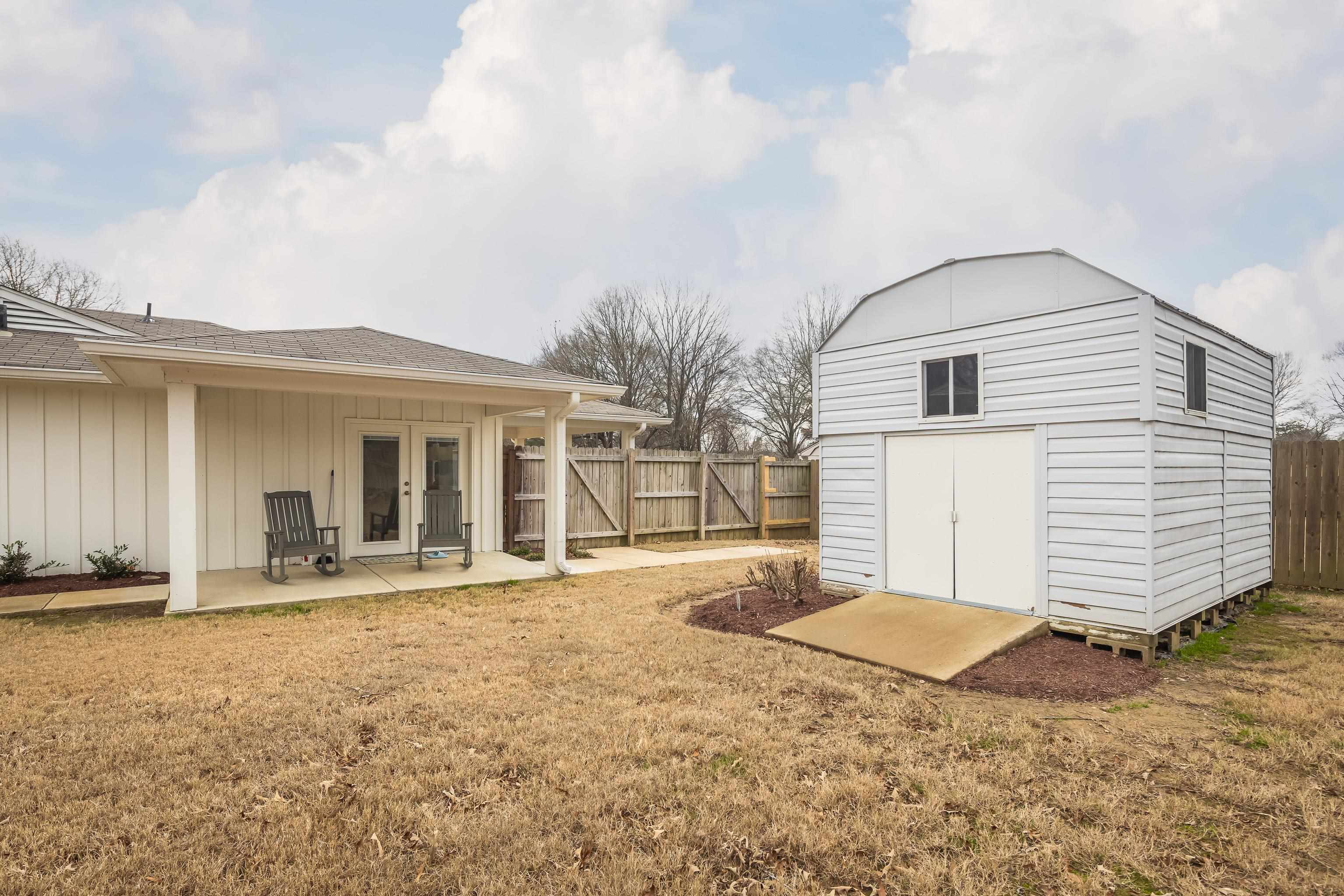 915 Greencliff Road Collierville, TN 38017 - Photo 31 of 32 a view of a house with backyard and garden