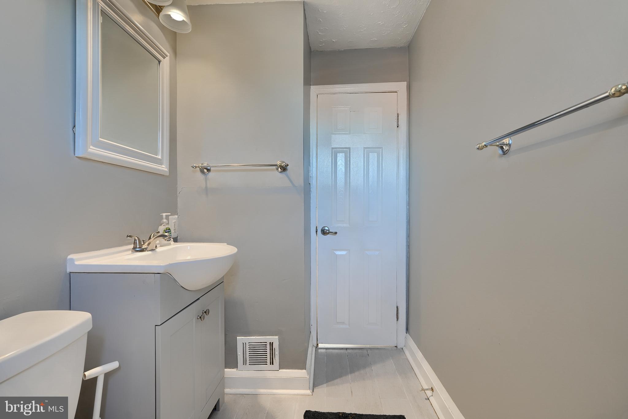 1259 Haverhill Road Baltimore, MD 21229 - Photo 22 of 40 Hall Bath