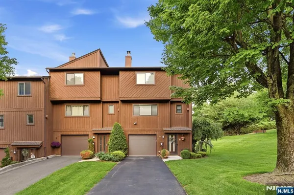 $579,900 | 88 Metro Vista Drive, Hawthorne, NJ 07506