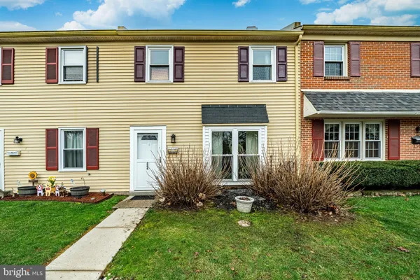 a view front of house with a yard