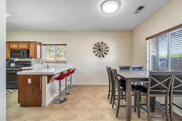 $440,000 | 685 West Lake Street, Kingsburg, CA 93631