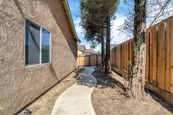 $440,000 | 685 West Lake Street, Kingsburg, CA 93631