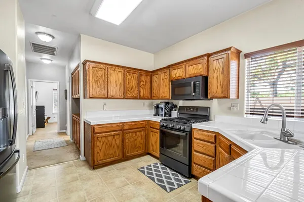 $440,000 | 685 West Lake Street, Kingsburg, CA 93631