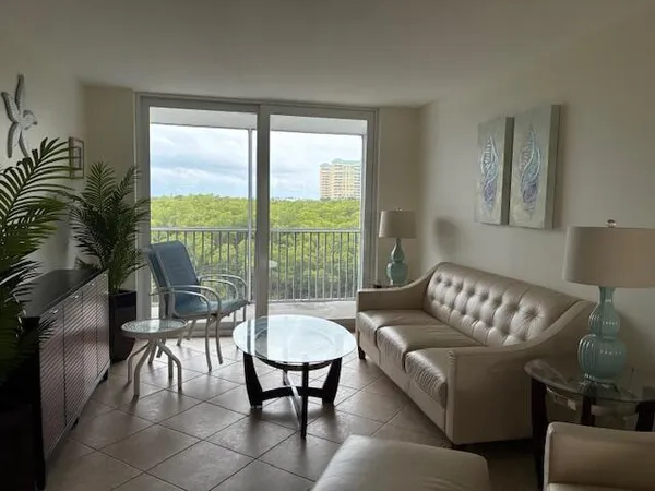$2,000 | 689 Northeast 6th Court, Unit 404, Boynton Beach, FL 33435