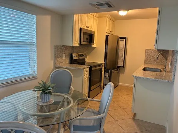 $2,000 | 689 Northeast 6th Court, Unit 404, Boynton Beach, FL 33435