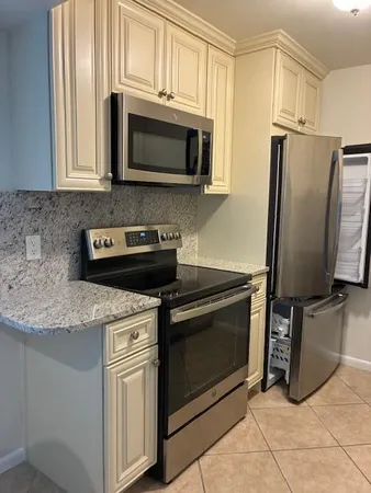 $2,000 | 689 Northeast 6th Court, Unit 404, Boynton Beach, FL 33435