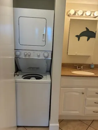 $2,000 | 689 Northeast 6th Court, Unit 404, Boynton Beach, FL 33435