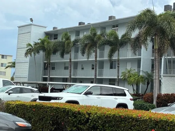 $2,000 | 689 Northeast 6th Court, Unit 404, Boynton Beach, FL 33435