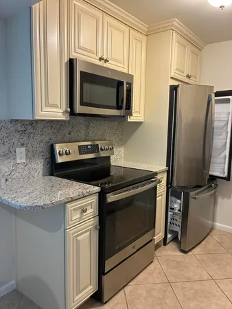 $2,000 | 689 Northeast 6th Court, Unit 404, Boynton Beach, FL 33435