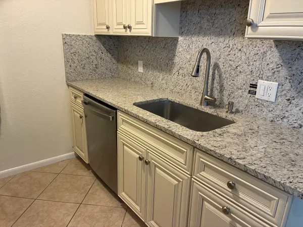 $2,000 | 689 Northeast 6th Court, Unit 404, Boynton Beach, FL 33435