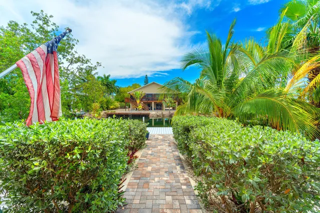 a view of a pathway with a yard