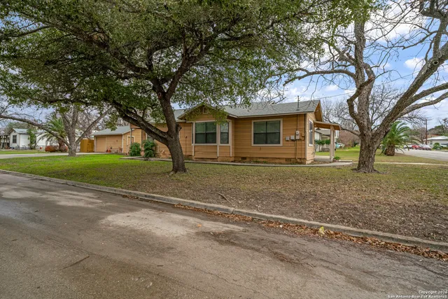 $325,000 | 215 South Hackberry Avenue, New Braunfels, TX 78130