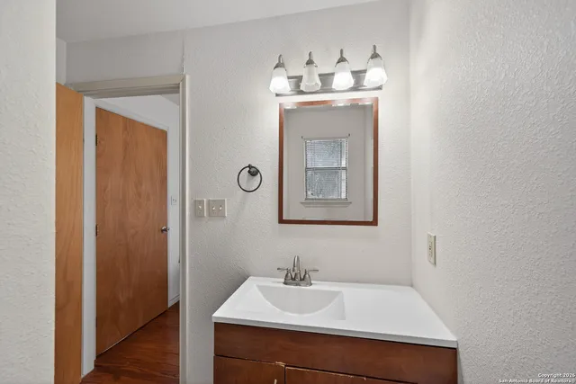 $325,000 | 215 South Hackberry Avenue, New Braunfels, TX 78130