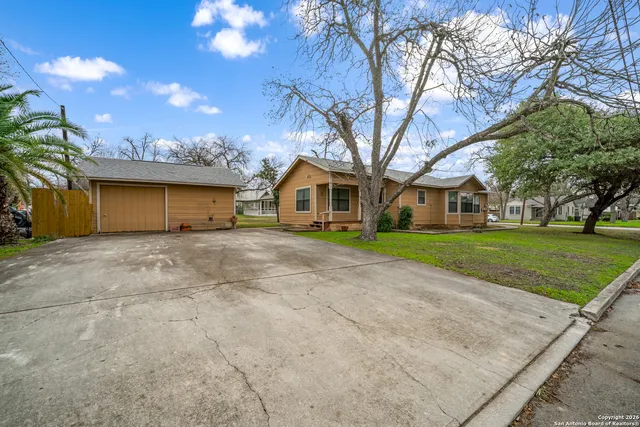 $325,000 | 215 South Hackberry Avenue, New Braunfels, TX 78130