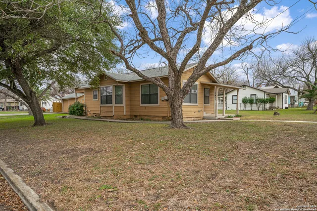 $325,000 | 215 South Hackberry Avenue, New Braunfels, TX 78130