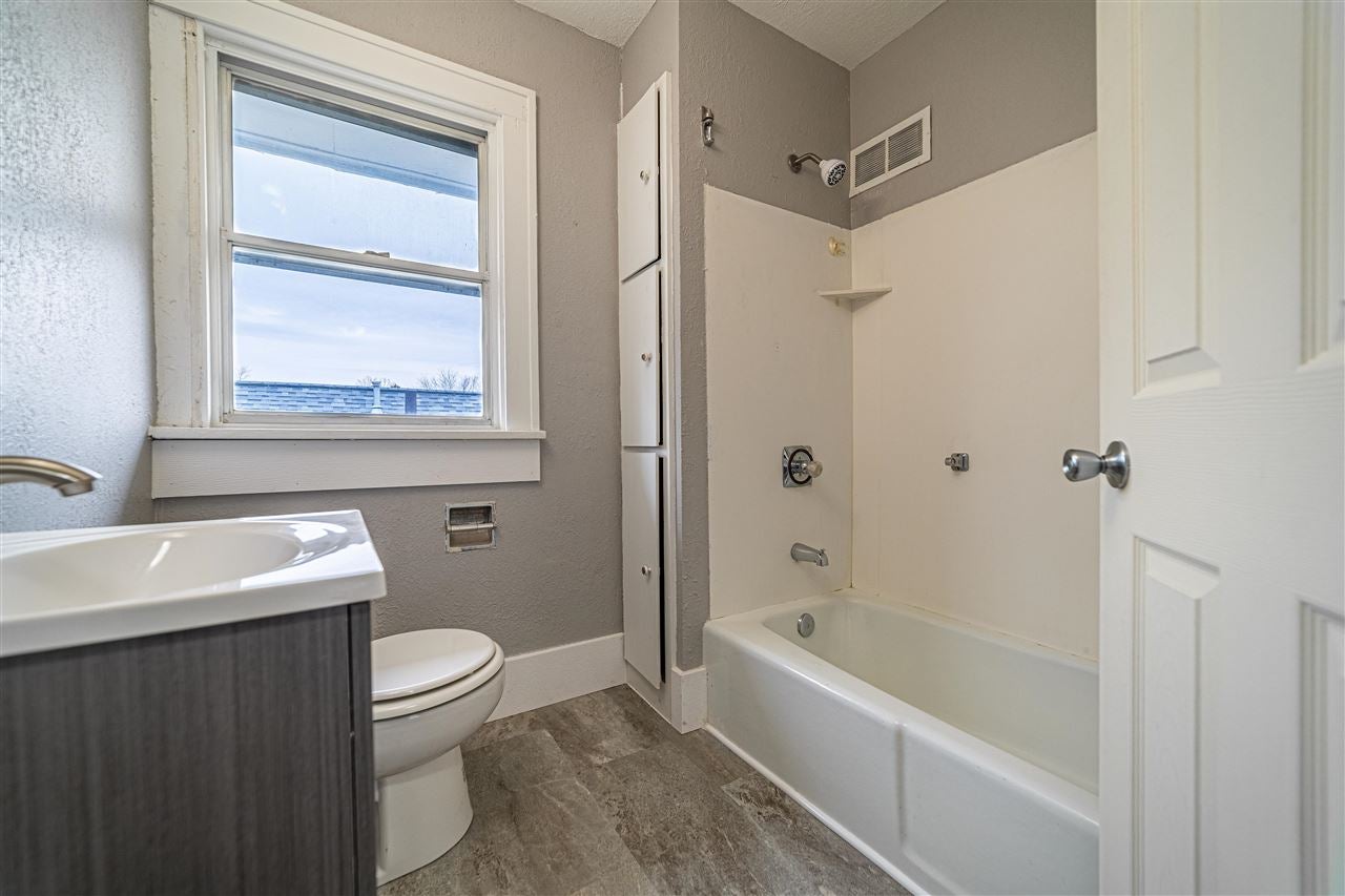 910 Center Point Road Northeast Cedar Rapids, IA 52402 - Photo 15 of 30 Gallery Image 15