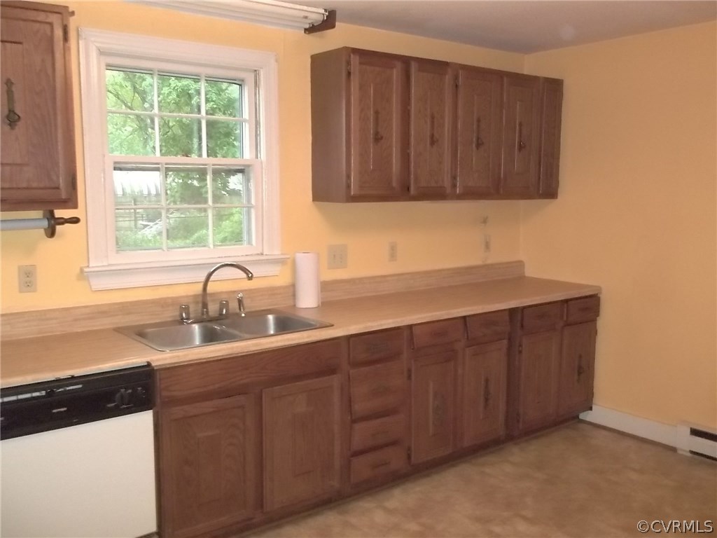207 Jade Road North Chesterfield, VA 23236 - Photo 4 of 16 Large Eat-in Kitchen!