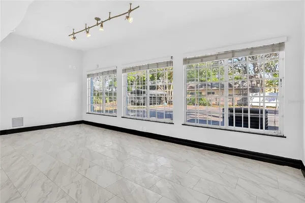 a view of entryway with outdoor