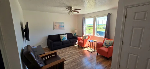 $1,600 | 16506 Blackbeard Road, Unit E, Jamaica Beach, TX 77554