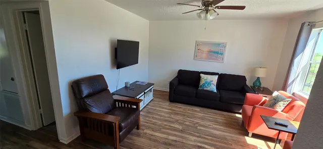 $1,600 | 16506 Blackbeard Road, Unit E, Jamaica Beach, TX 77554