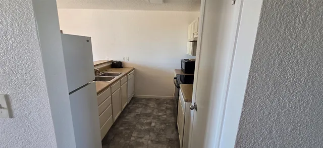 $1,600 | 16506 Blackbeard Road, Unit E, Jamaica Beach, TX 77554