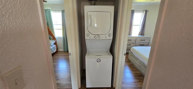 $1,600 | 16506 Blackbeard Road, Unit E, Jamaica Beach, TX 77554