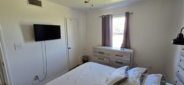 $1,600 | 16506 Blackbeard Road, Unit E, Jamaica Beach, TX 77554