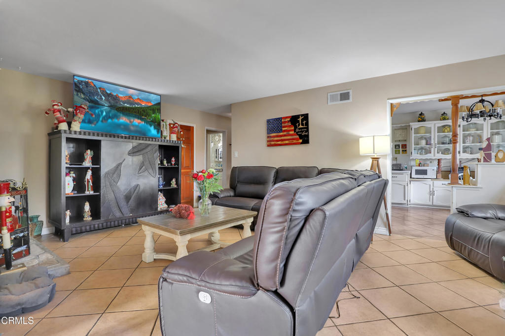 404 Vine Place Oxnard, CA 93033 - Photo 2 of 7