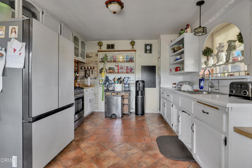 404 Vine Place Oxnard, CA 93033 - Photo 3 of 7