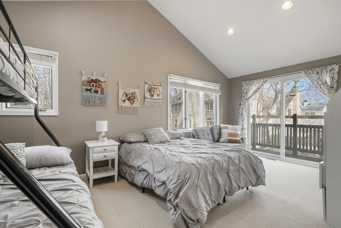 515 Maple Avenue Wilmette, IL 60091 - Photo 15 of 26 a bed room with a bed and a large window