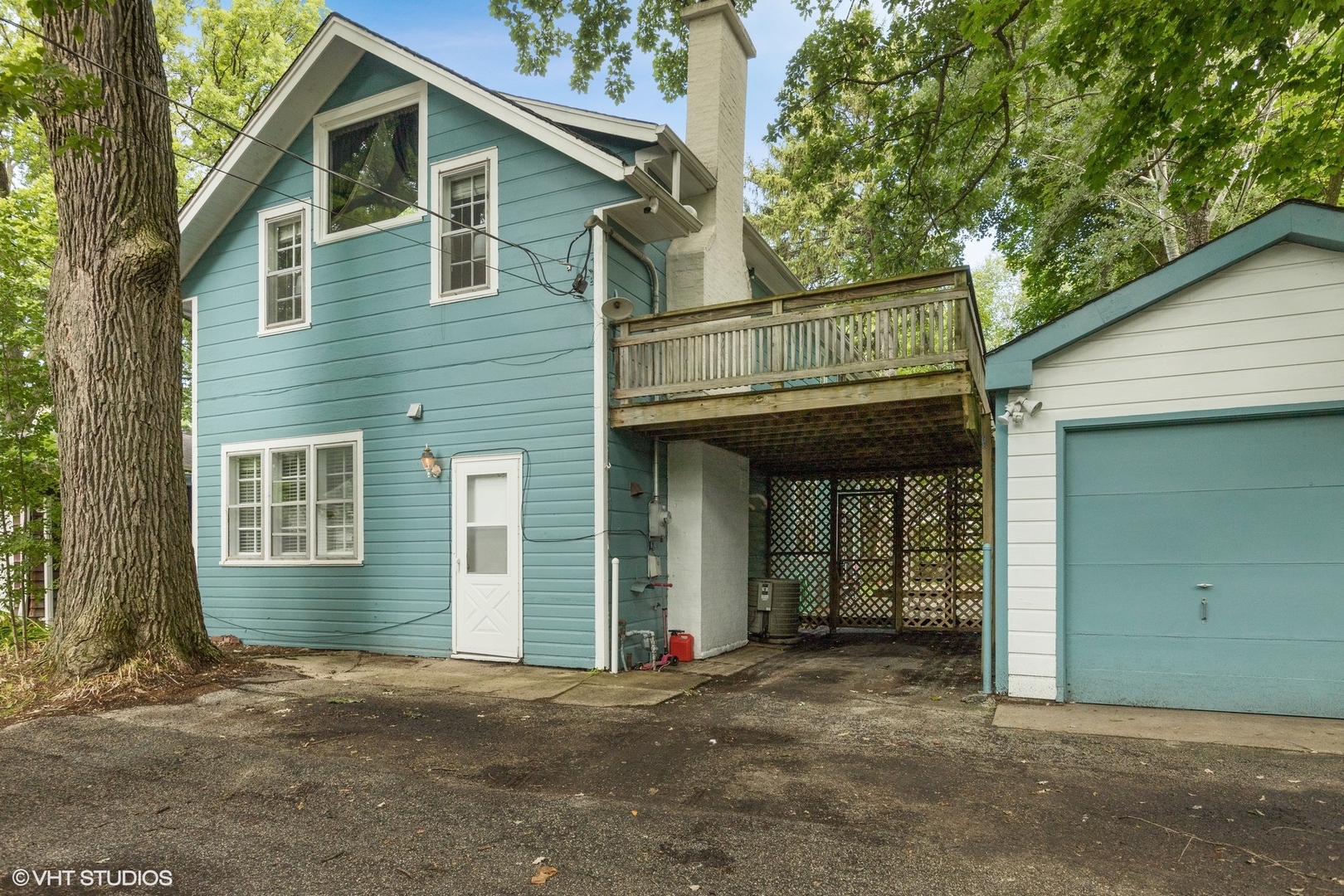 515 Maple Avenue Wilmette, IL 60091 - Photo 23 of 26 a view of a house with a garage and balcony