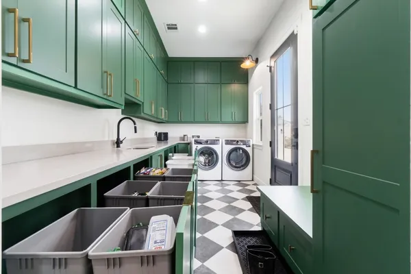 $1,099,900 | 255 Peninsula Drive, Livingston, TX 77351