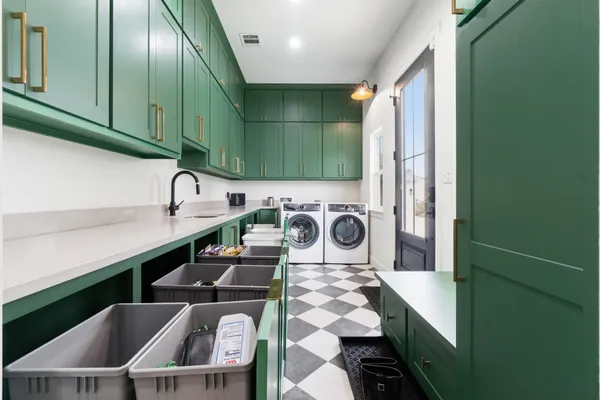 $1,099,900 | 255 Peninsula Drive, Livingston, TX 77351