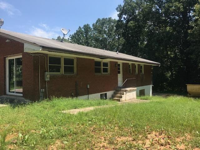 3883 Jae Valley Road Roanoke, VA 24014 - Photo 2 of 9 a house view with a sitting space and garden