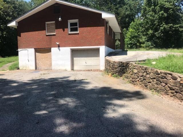 3883 Jae Valley Road Roanoke, VA 24014 - Photo 3 of 9 a front view of a house with a yard