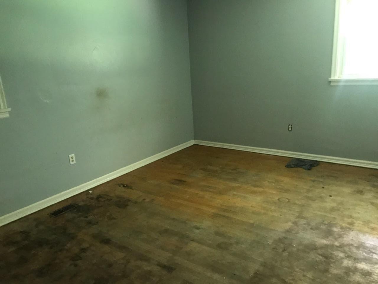 3883 Jae Valley Road Roanoke, VA 24014 - Photo 5 of 9 an empty room with a window