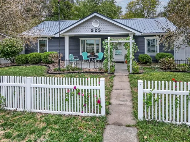 $379,950 | 525 Pleasant Street, Tonganoxie, KS 66086