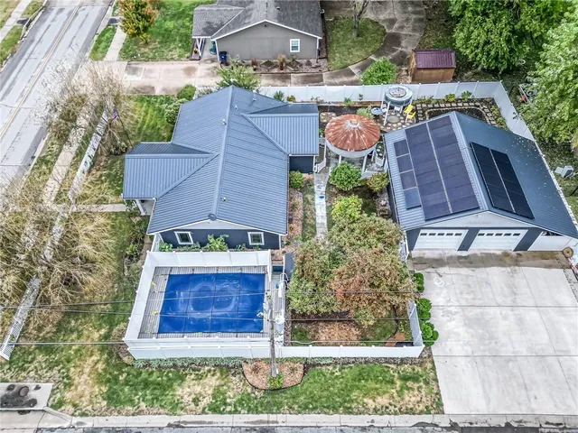 $379,950 | 525 Pleasant Street, Tonganoxie, KS 66086