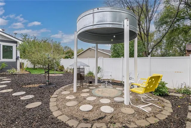 $379,950 | 525 Pleasant Street, Tonganoxie, KS 66086