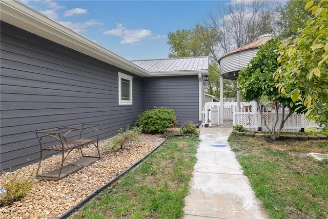 $379,950 | 525 Pleasant Street, Tonganoxie, KS 66086